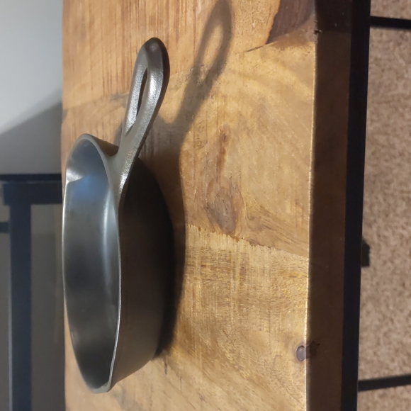 Vintage Unmarked Lodge Cast Iron Skillet, #3 - Picture 10 of 15